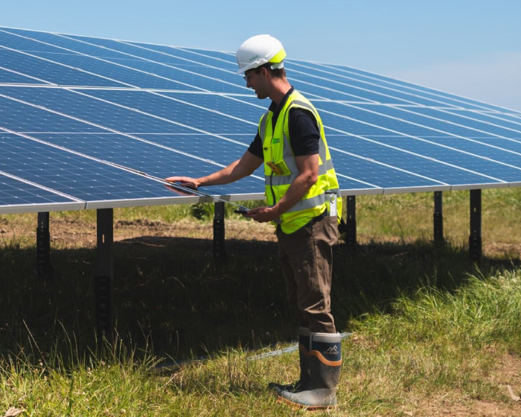 Worker with gas monitor